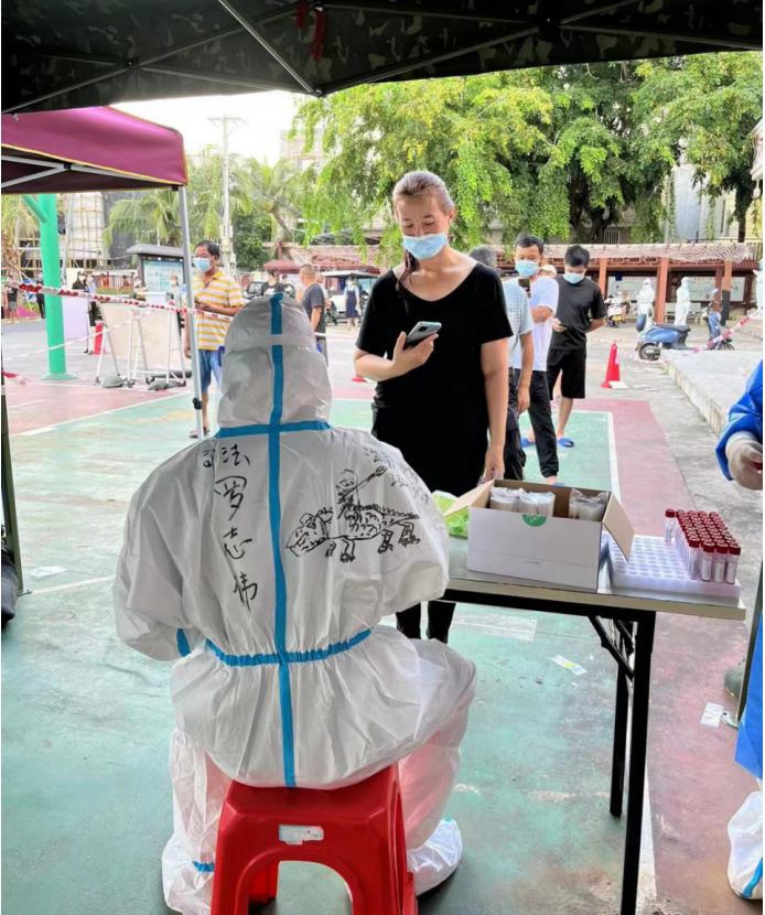 图6 罗志伟同学抗疫寄语:我是一名党员,也是一名社区工作人员,在社区和家园有难,我们党员会挺身而出,希望疫情早日结束,希望我们生活常态化。.png 图6 罗志伟同学抗疫寄语:我是一名党员,也是一名社区工作人员,在社区和家园有难,我们党员会挺身而出,希望疫情早日结束,希望我们生活常态化。.png