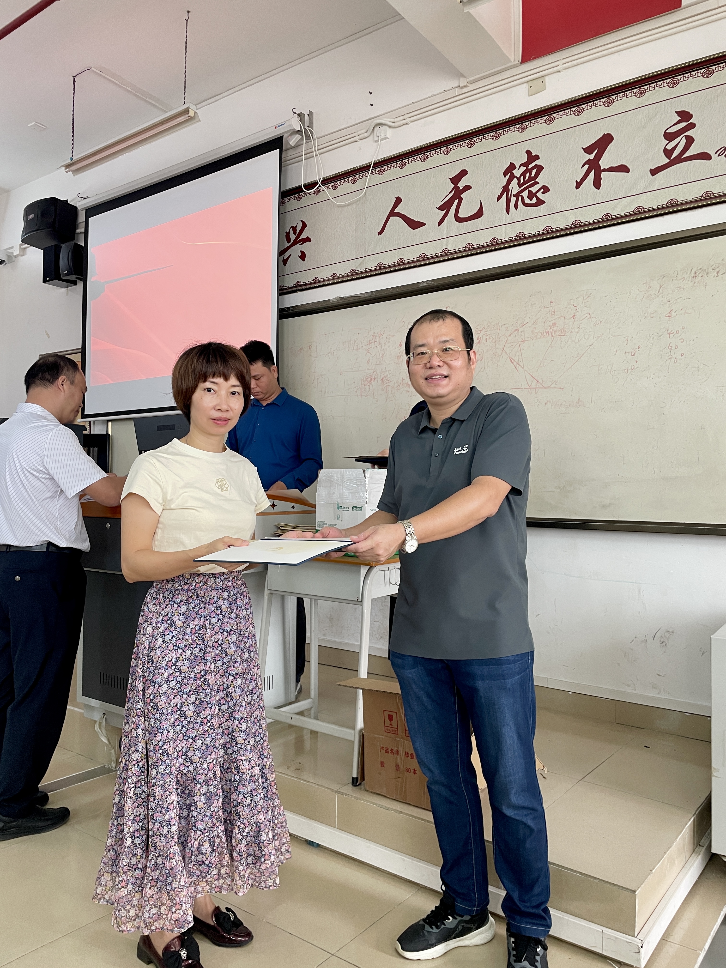2025.7.12（周六）上午9：30在技师学院9楼B902多媒体教室举行2025春季毕业生欢送会暨发证仪式（院长给学生发证）1.jpg