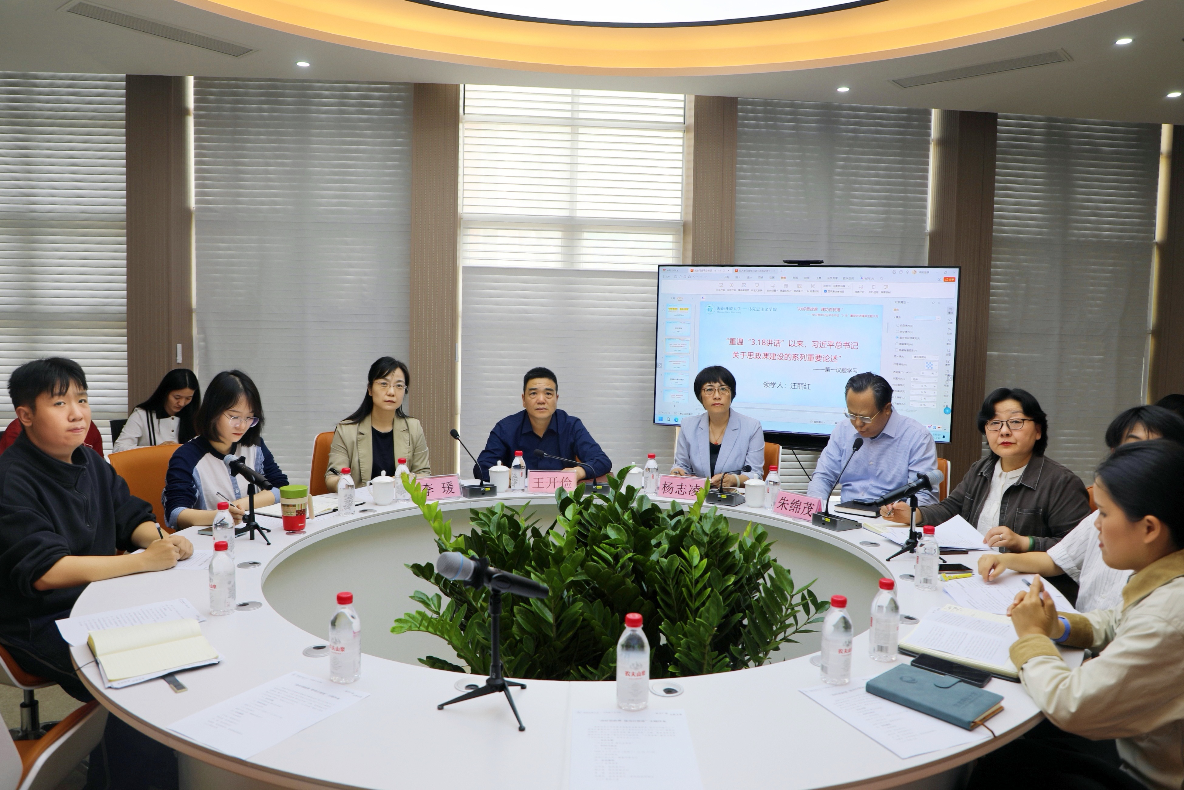 沙龙.jpg 沙龙.jpg